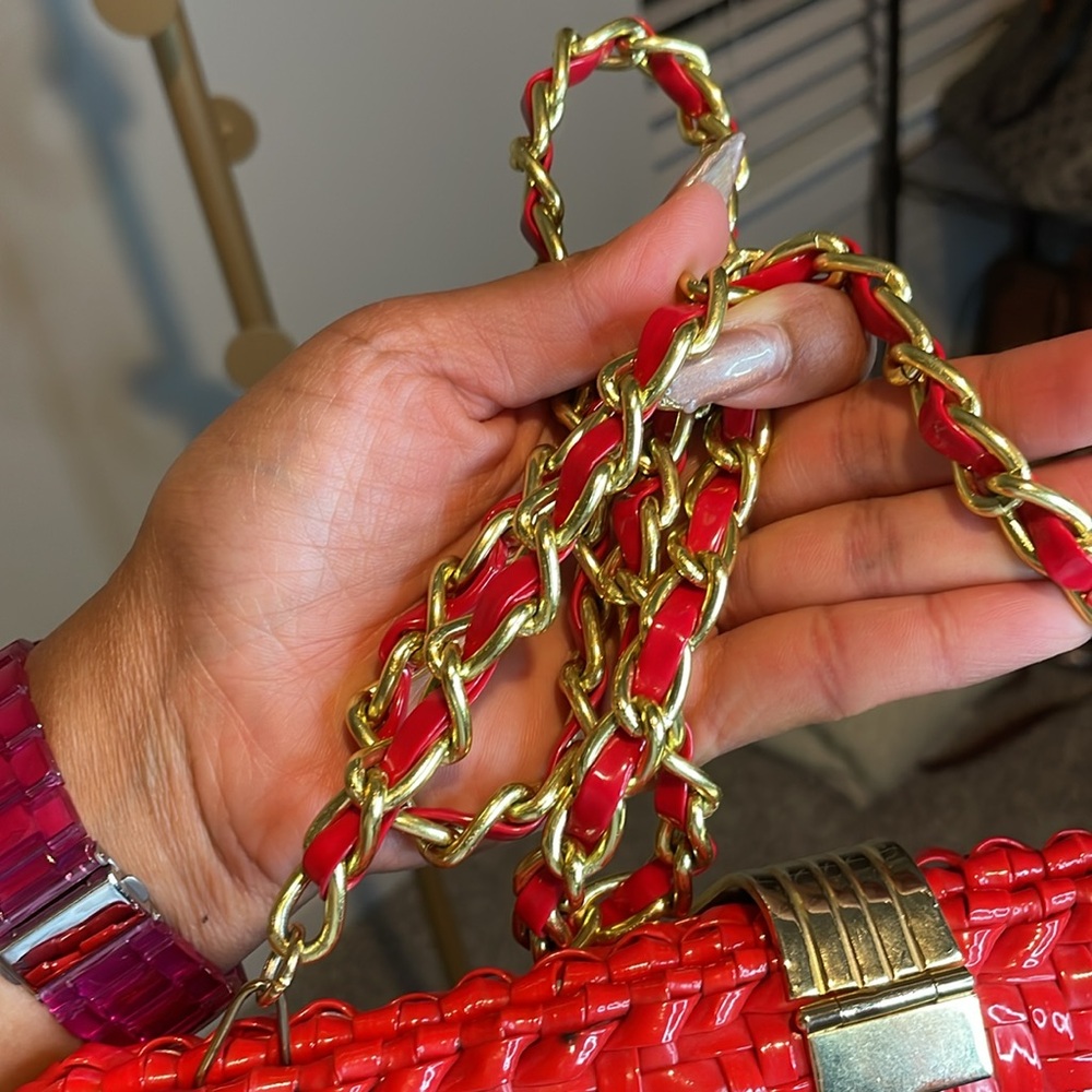 Vintage 1960's Red Woven Wicker Basket Purse Box Barrel Shape Gold Chain Metal - Picture 5 of 8